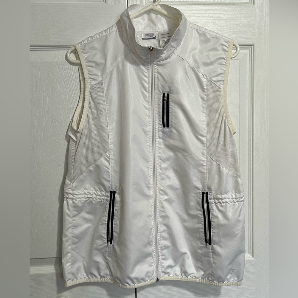 White Danskin sleeveless vest with pockets and mesh lining. Size L.